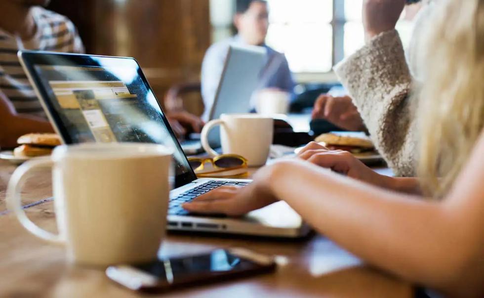 ¿Aburrida de trabajar desde casa? Date una escapada con tu laptop y prueba una de estas cinco cafeterías. (Foto: Shutterstock).