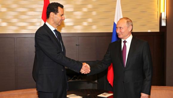 El presidente sirio Bashar al Asad estrecha la mano de su par ruso Vladimir Putin. (Foto: Twitter/@dimsmirnov175)