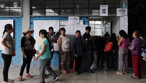 Electores haciendo fila mientras esperan su turno para emitir su voto. (Foto: Ángela Ponce/GEC)