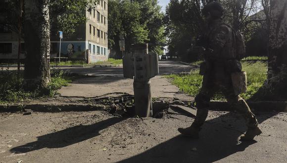 Un soldado camina por la primera línea de defensa de Severodonetsk, Lugansk. EFE