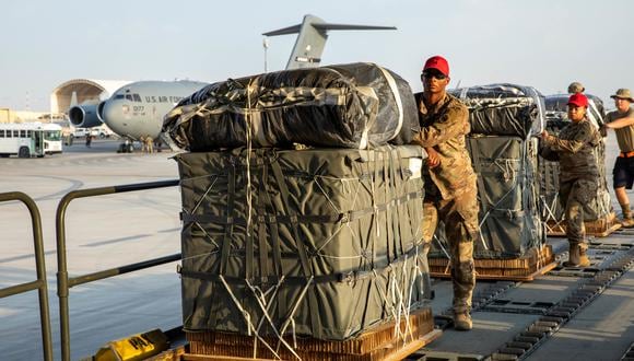 En esta imagen obtenida del Comando Central de EE. UU. (CENTCOM), personal militar carga ayuda humanitaria en aviones C-130 de la Fuerza Aérea de EE. UU. en un lugar no revelado el 5 de marzo de 2024, en una operación conjunta entre Estados Unidos y Jordania. (Foto de Handout / US Central Command (CENTCOM) / AFP)
