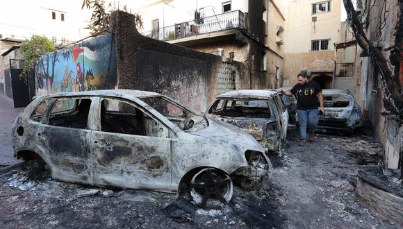 Un palestino inspecciona vehículos destruidos después de una redada del ejército israelí en la ciudad cisjordana de Jenin, el 5 de julio de 2023. (Foto de EFE/EPA/ALAA BADARNEH)