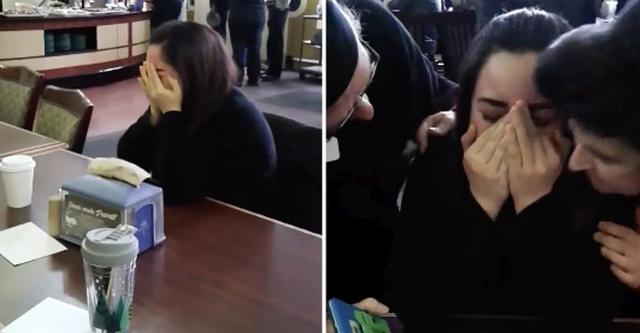 Julissa Cuevas, una estudiante universitaria, fue sorprendida por sus amigos con unos pasajes de avión. Su historia se ha vuelto viral en Facebook.