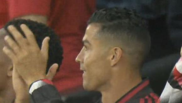 Cristiano Ronaldo suplente en Manchester United vs Liverpool: así fue su reacción al gol de Jadon Sancho desde la banca | Foto: captura