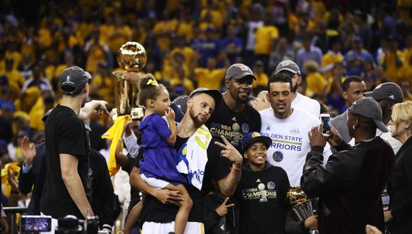 Los Warriors se coronaron campeones de la NBA por segunda vez en tres años, tras vencer 129-120 a los Cavaliers en el Oracle Arena de Oakland, California. (Foto: Reuters)