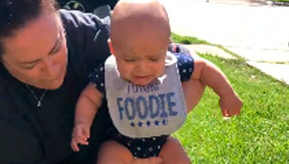 Así reaccionó este bebé al tocar el grass por primera vez. | Facebook