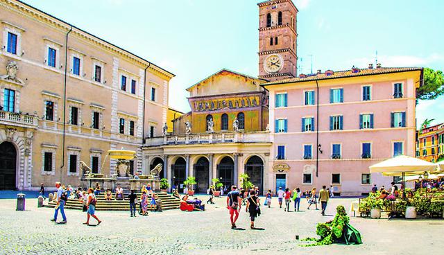 En la plaza Santa María, ubicada en Trastevere (Roma),  encontrarás el Palacio San Calisto del siglo XVII. Foto: Shutterstock.