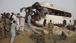 Pakistán: 12 muertos deja choque de un autobús con un camión