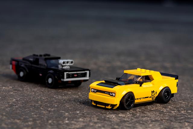 Los kits Lego de los modelos Dodge Challenger SRT Demon y Dodge Charger R/T también incluyen el conductor y un oficial de pista. (Fotos: Lego).