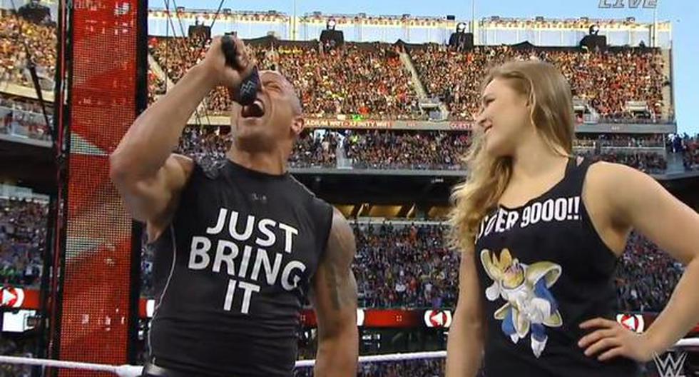 Ronda Rousey fue invitada al ring por The Rock. (Foto: WWE)