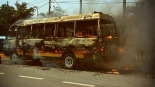 Coaster de transporte público se incendió en plena Av. Javier Prado