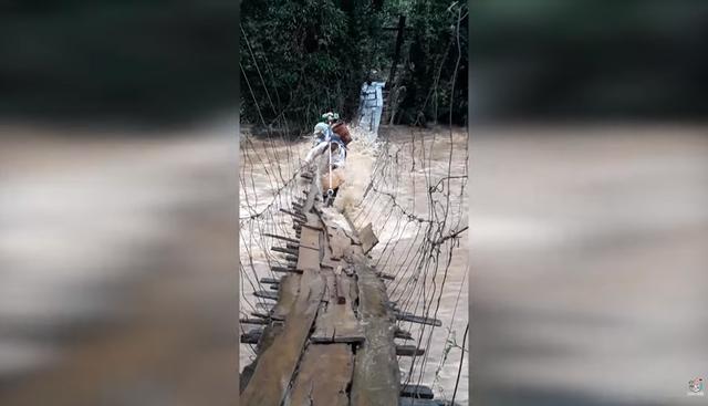 Cruzaron puente colgante segundos antes de que caudaloso río lo destruyera en Vietnam. (YouTube)