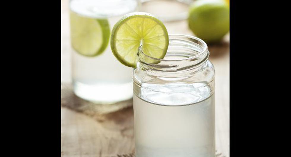 Beber agua tibia con limón nos brinda muchos beneficios. (Foto: ThinkStock)
