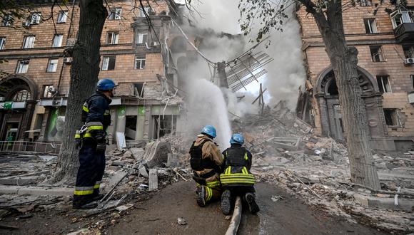 Los bomberos ucranianos apagan un incendio después de un ataque en Zaporizhzhia el 6 de octubre de 2022, en medio de la invasión rusa de Ucrania. (Foto referencial)