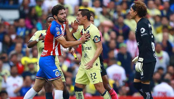 Memo Ochoa busca increpar a Antonio Briseño, en el estadio Azteca. (Foto: AFP)