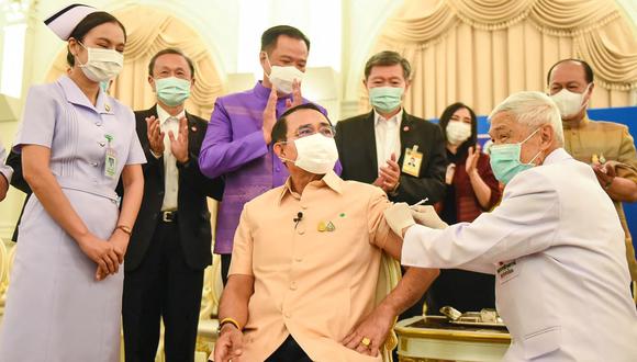 El primer ministro de Tailandia,  Prayut Chan-O-Cha, se vacuna con AstraZeneca contra el coronavirus. (Foto: AFP).