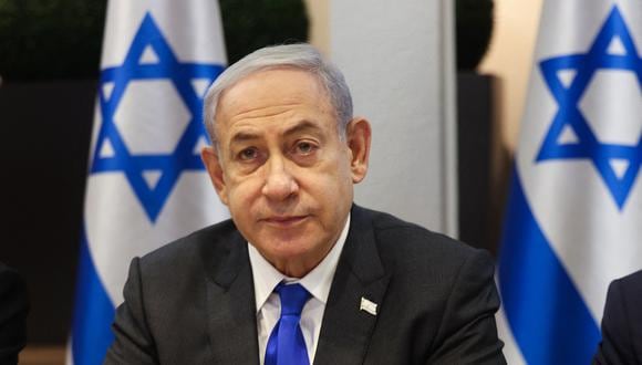 El primer ministro israelí, Benjamin Netanyahu, preside una reunión de gabinete en Kirya, que alberga el Ministerio de Defensa israelí, en Tel Aviv el 17 de diciembre de 2023. (Foto de Menahem KAHANA / POOL / AFP)
