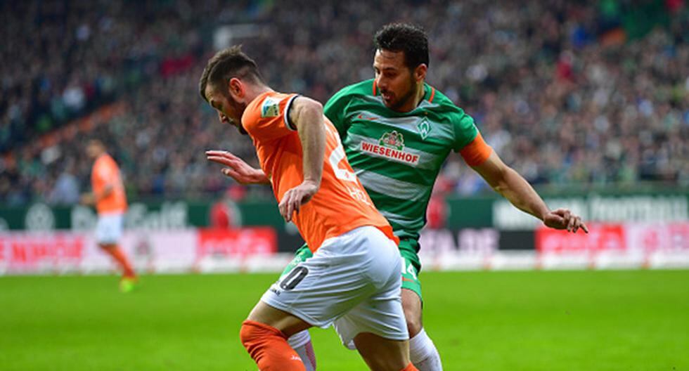 Werder Bremen sale con Claudio Pizarro a buscar el partido. (Foto: Getty Images)