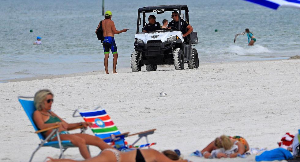 La policía patrulla una playa de Clearwater, ciudad que declaró el estado de emergencia en respuesta a la pandemia del coronavirus y ordenó el cierre de todas sus playas públicas desde el 11 de marzo. (Mike Ehrmann / Getty Images / AFP).