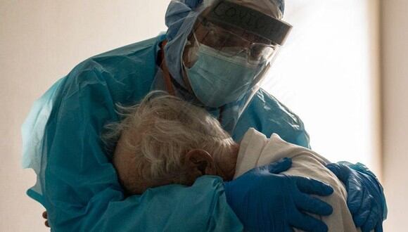 La fotografía de un médico abrazando a un anciano con covid-19 se volvió viral. Conoce su historia. (Foto: Getty Images).