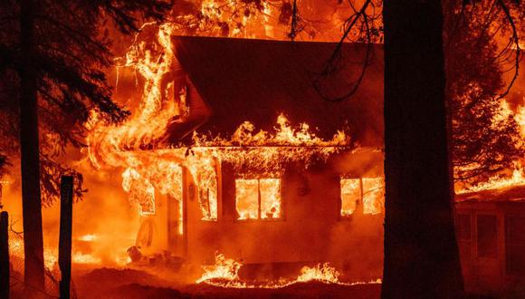 Una casa arde cuando el incendio de Dixie arrasa el vecindario de Indian Falls en el condado no incorporado de Plumas, California. (Foto: JOSH EDELSON / AFP).