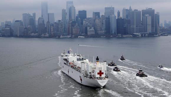 30 DE MARZO. El barco hospital USNS Comfort atraviesa el río Hudson en su ingreso a Nueva York, el epicentro del coronavirus en EE.UU. Más de 4 mil personas han muerto, e 40% en esta ciudad.  (Foto: Reuters)