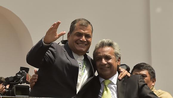 Cuando todo era felicidad, Rafael Correa y Lenín Moreno se abrazan tras la victoria electoral del 2017. Su vicepresidente se convirtió en su sucesor, y luego en su rival. (AFP)