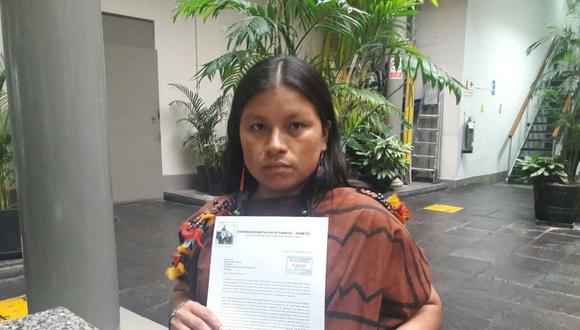 Díana Ríos, hija de Jorge Ríos, uno de los cuatro líderes indígenas asesinados en setiembre de 2014, solicita protección para comunidad de amenaza de taladores ilegales. Foto: Francesca García / El Comercio.