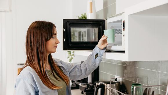 El microondas es un electrodoméstico que está prácticamente en todas las casas y, aunque es seguro, los expertos recomiendan evitar cocinar, descongelar o recalentar algunos alimentos en este aparato.
