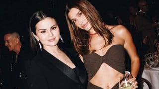 Selena Gomez y Hailey Bieber posan juntas en la Academy Museum Gala