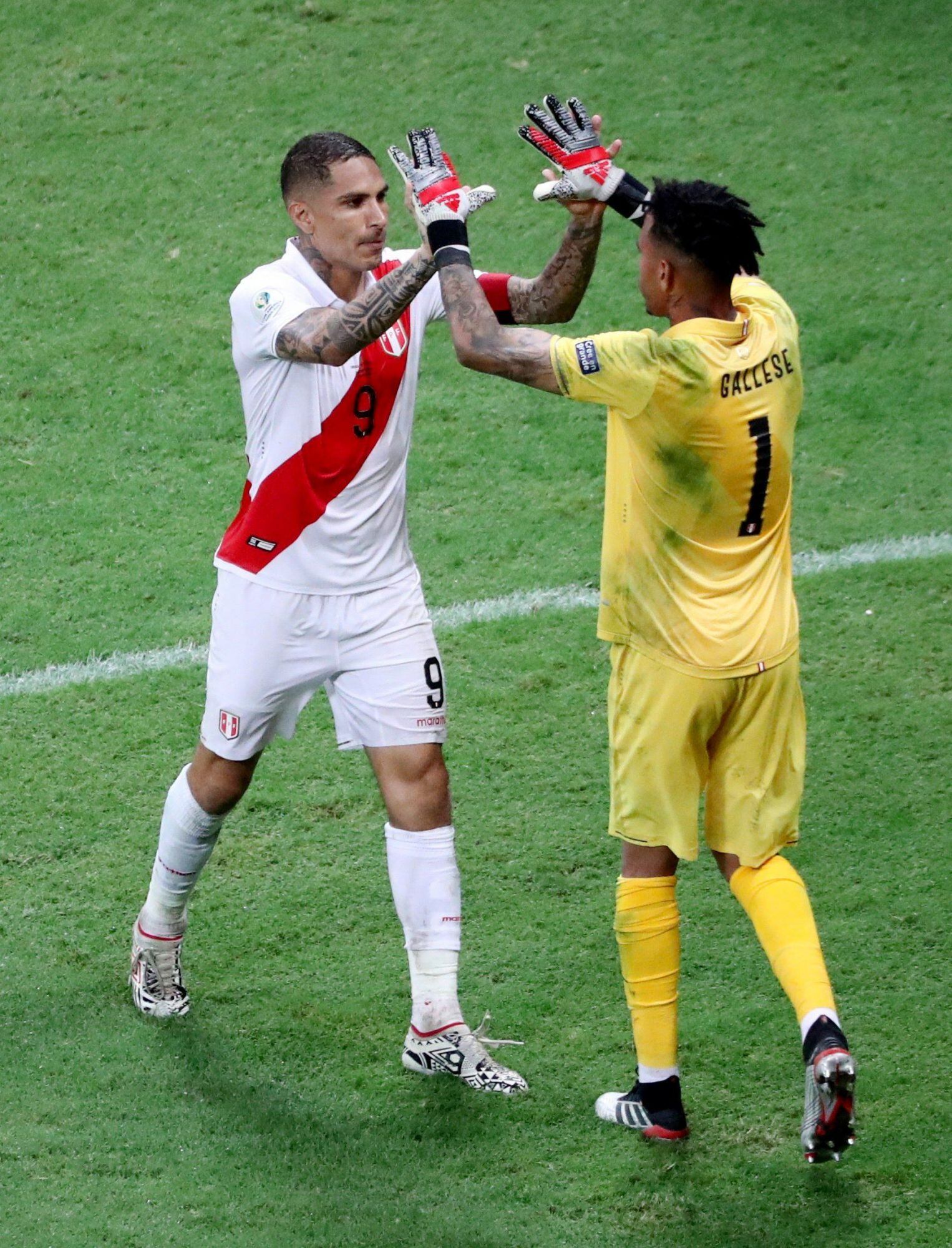 Guerrero y la secuencia del beso que le dio a Gallese tras el pase a semifinales de la Copa América. (Foto: AFP)