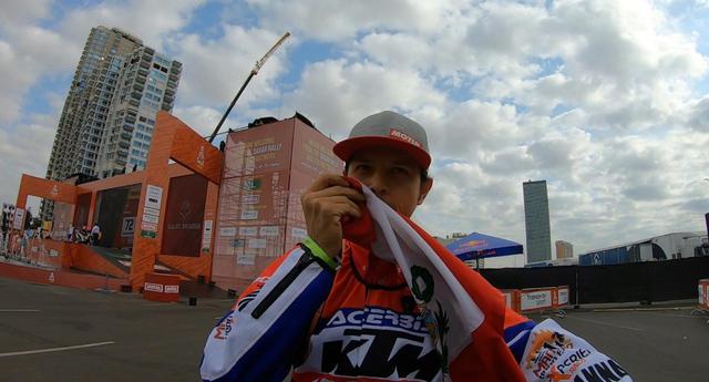 César Pardo y el beso a la bandera peruana. (Foto: César Pardo)