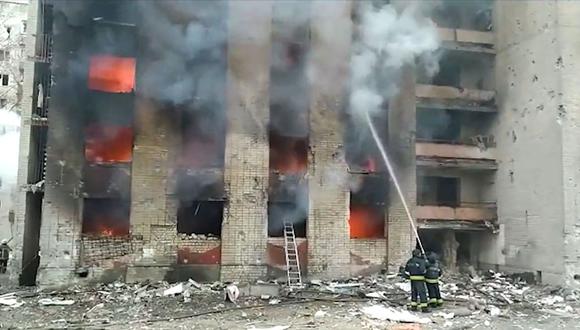 Los bomberos trabajan para apagar las llamas tras un ataque ruso contra edificios residenciales en Chernihiv, Ucrania. (AFP).