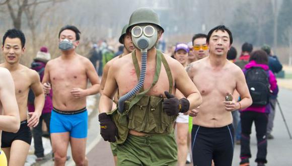 Chinos corren semidesnudos para promover una vida saludable
