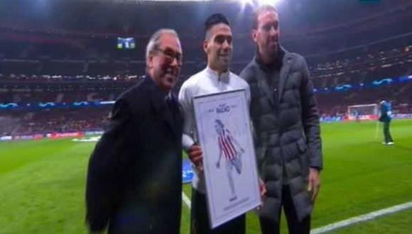 Radamel Falcao recibió una placa especial por los años que defendió los colores del Atlético de Madrid. Hoy el 'Tigre' se debe al Mónaco. (Foto: captura de video)