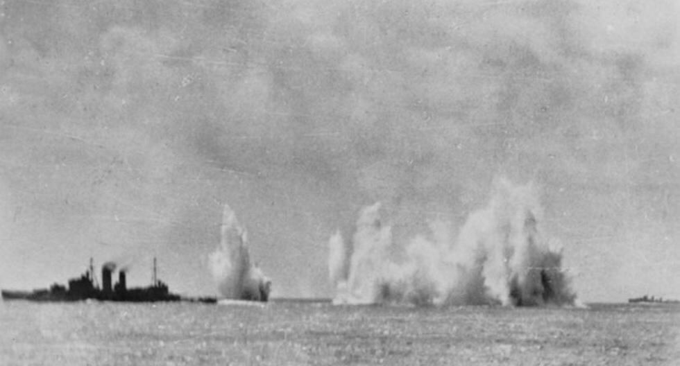 Navíos aliados bajo fuego japonés durante la II Guerra Mundial. (Foto: Imperial War Museum / Wikimedia)