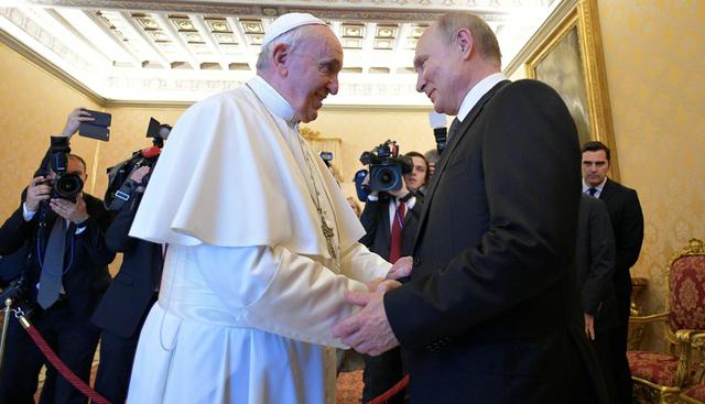 Vladimir Putin en Roma se reúne con el papa Francisco en el Vaticano. (Foto: Reuters)