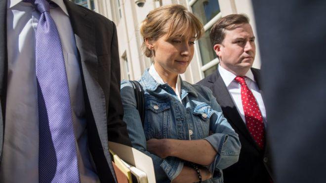 La actriz Allison Mack, de la serie Smallville, se declaró culpable por su implicación en la secta Nxivm. Foto: GETTY IMAGES. Via: BBC Mundo