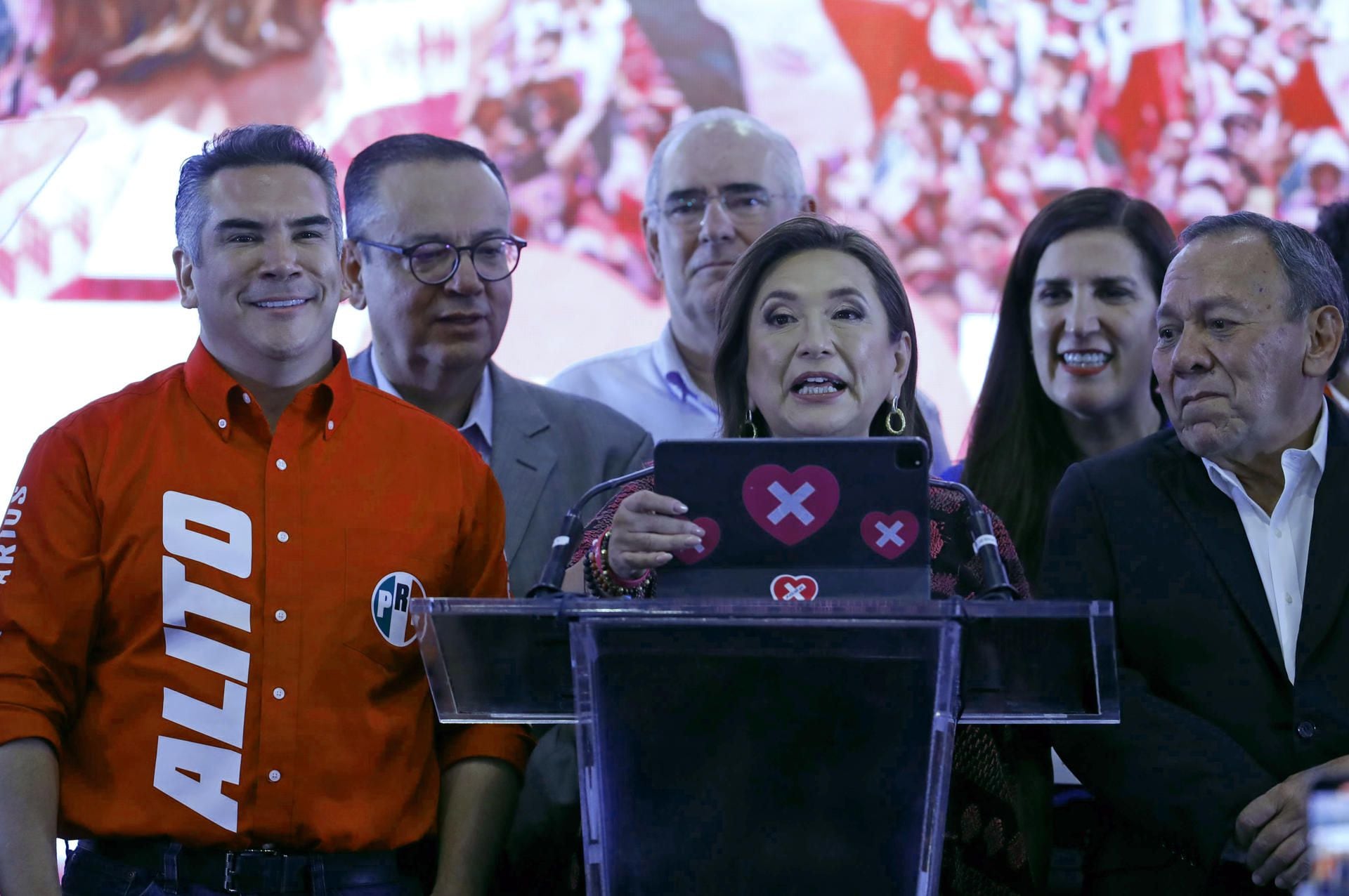 La candidata presidencial opositora de México Xóchitl Gálvez habla durante una rueda de prensa este domingo. (EFE/ Sáshenka Gutiérrez).