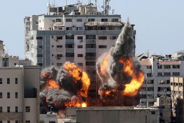 Una bola de fuego se levanta desde la Torre Jala cuando es destruida en un ataque aéreo de Israel en la ciudad de Gaza. (Foto de Mahmud hams / AFP).