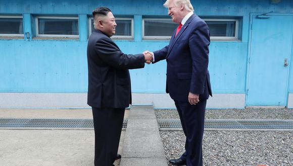 Después de una invitación por Twitter que Trump lanzó el sábado, se encontró un día más tarde con Kim Jong-un en la zona que divide a Corea desde hace 66 años. (Reuters)