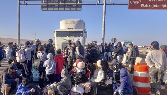 Migrantes de diversas nacionalidades permanecen varados cerca de Tacna, Perú. (Foto de Javier Rumiche / AFP)