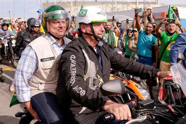 El presidente brasileño, Jair Bolsonaro, es fotografiado acompañado por el ministro de Infraestructura Tarcísio Freitas en una motocicleta. Ambos participaron en un recorrido en motocicleta con los seguidores del presidente este domingo en Río de Janeiro. (EFE/André Coelho)