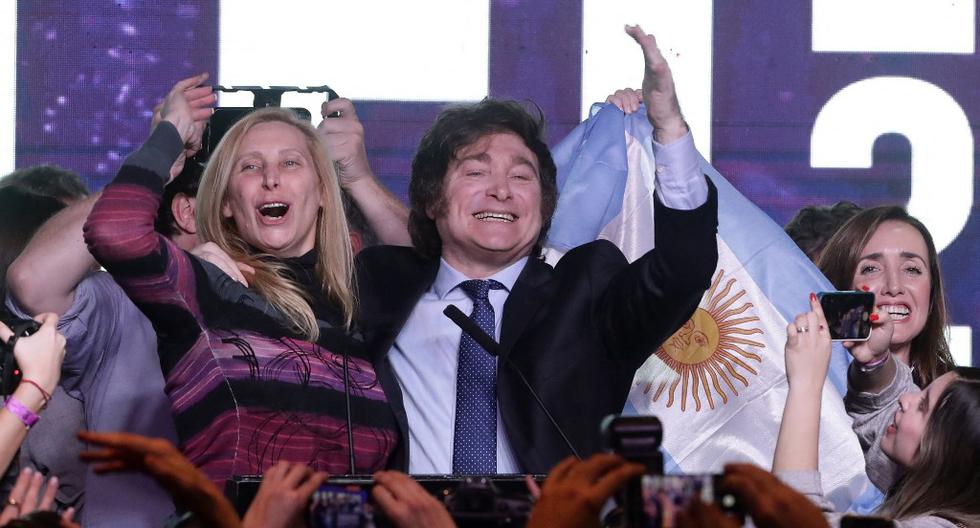 Javier Milei celebra los resultados de las PASO 2023 junto a su hermana, Karina, en Buenos Aires.