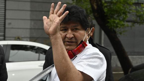 El expresidente boliviano Evo Morales saluda al salir luego de una conferencia de prensa en Buenos Aires en medio de la pandemia de coronavirus. (Foto: AFP / JUAN MABROMATA).