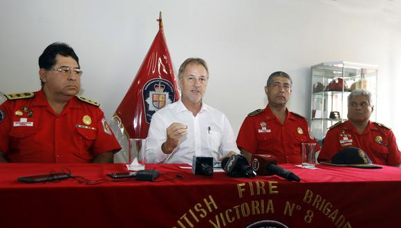 El alcalde de Lima, Jorge Muñoz, se reunió esta mañana con los agentes de Bomberos de la Compañía N° 8, en La Victoria. (Foto: MML)