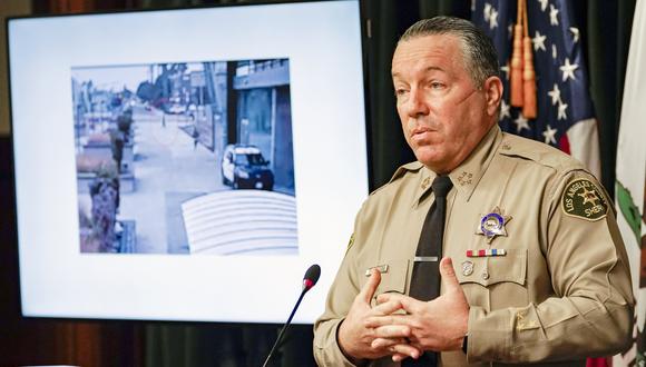 El sheriff del condado de Los Ángeles, Alex Villanueva, comenta el caso que se le sigue a Deonte Lee Murray. (AP Photo/Damian Dovarganes)
