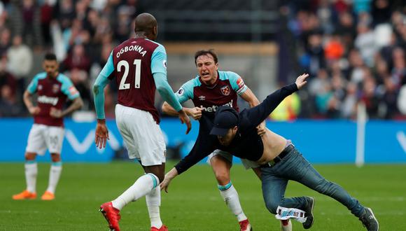 YouTube: capitán del West Ham agredió a un hincha que ingresó al campo para protestar. (Foto: Reuters)