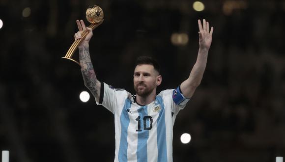Lionel Messi de Argentina posa con el trofeo balón de oro hoy, en la final del Mundial de Fútbol Qatar 2022 entre Argentina y Francia en el estadio de Lusail (Catar). EFE/ Juan Ignacio Roncoroni