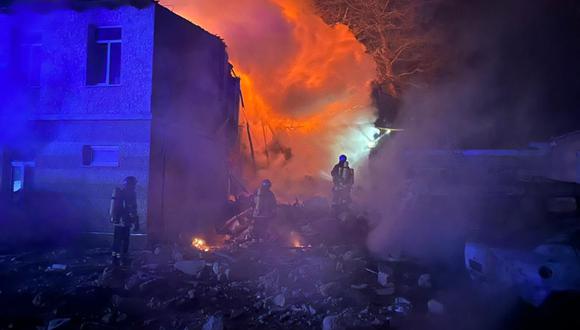 Las llamas se elevan desde el sitio de un ataque con drones rusos en Odessa, Ucrania, el 19 de abril de 2023. (Foto de AA)